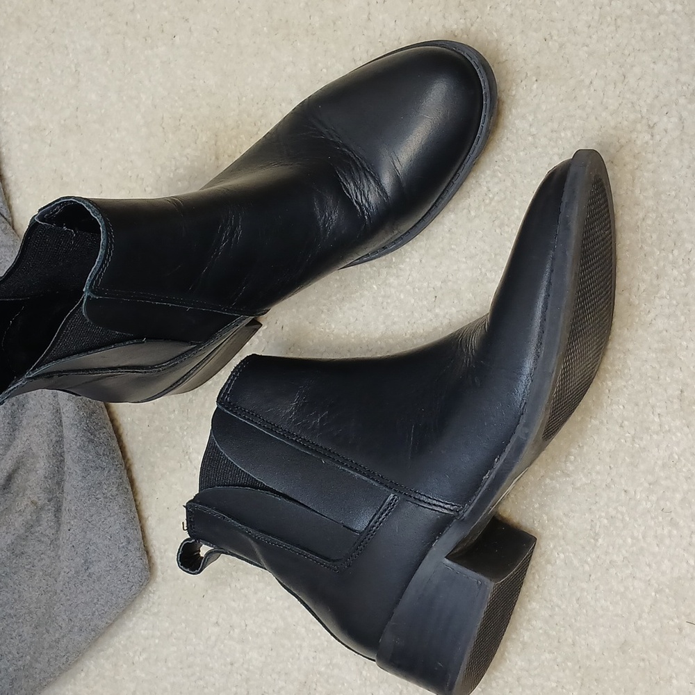 Steve Madden women's black leather Chelsea boots. Size 5.5